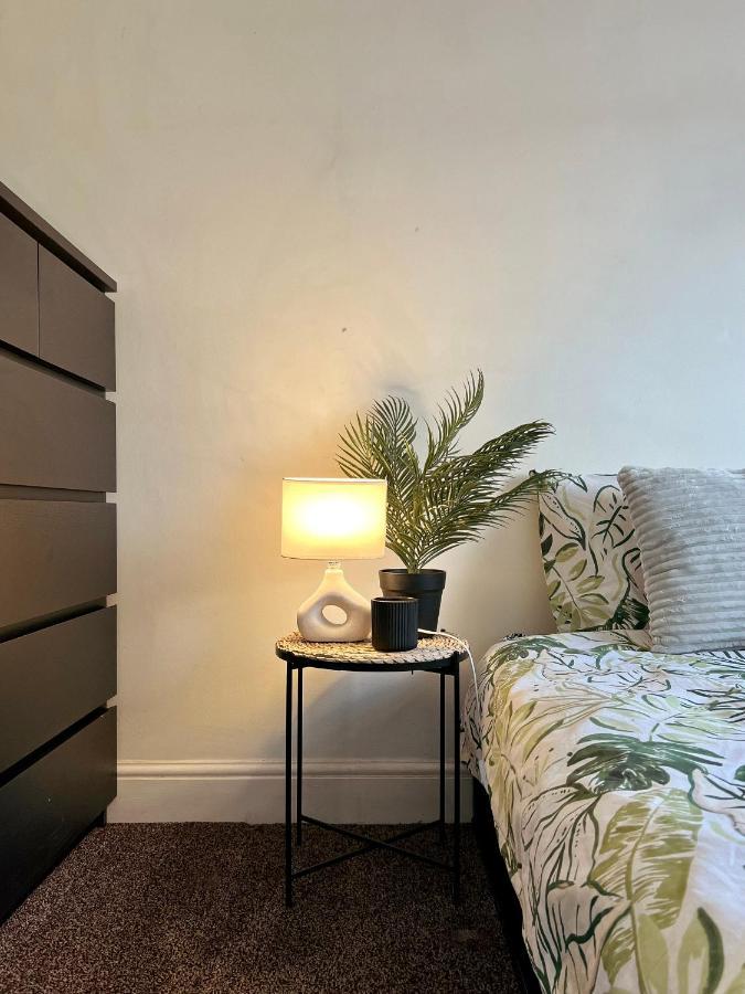 Entire 3 Bedroom End Of Terrace House! Thamesmead  Ngoại thất bức ảnh