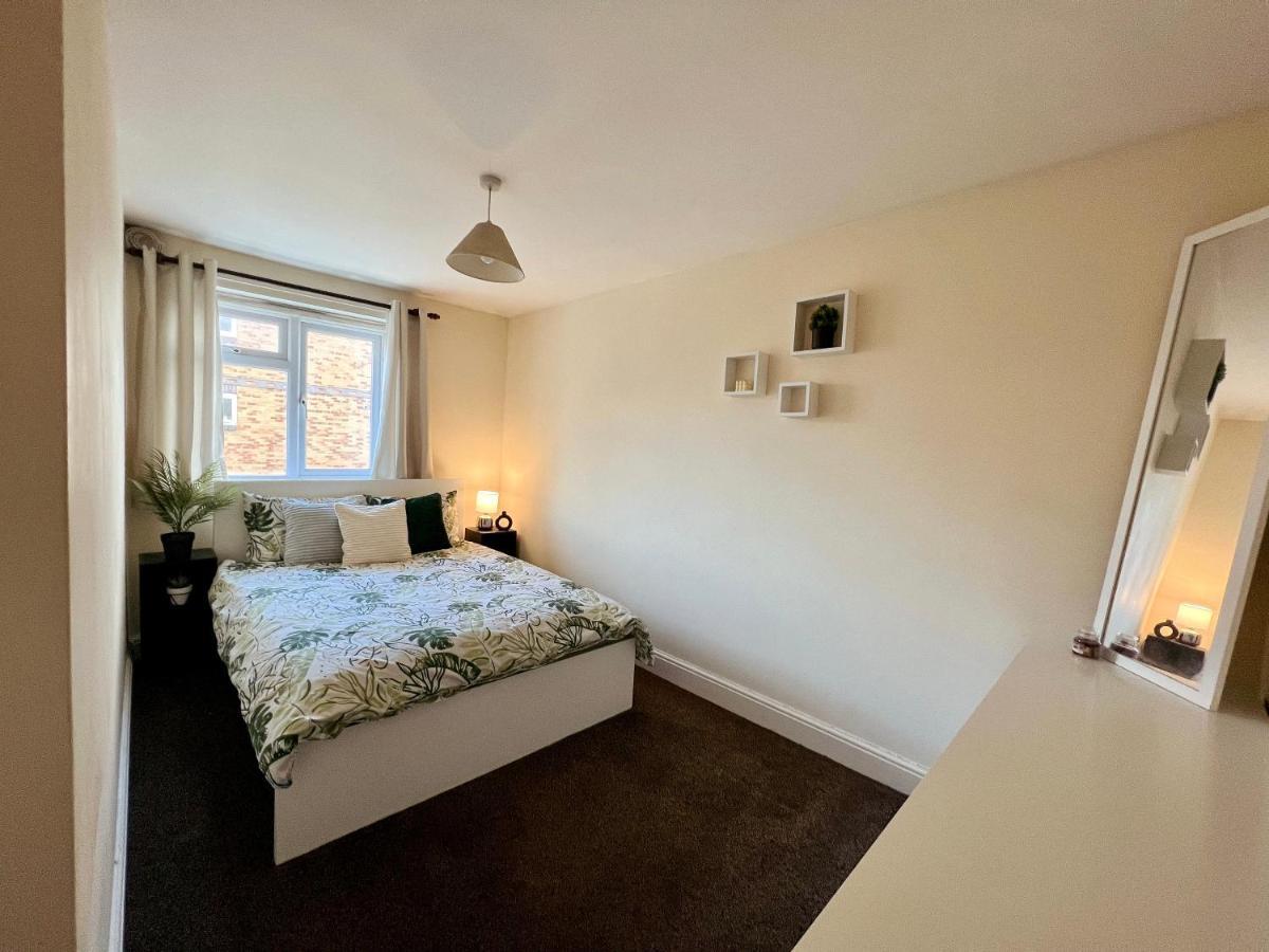 Entire 3 Bedroom End Of Terrace House! Thamesmead  Ngoại thất bức ảnh