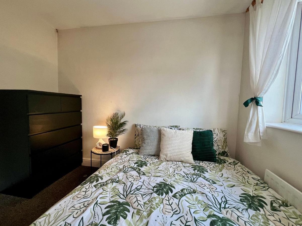 Entire 3 Bedroom End Of Terrace House! Thamesmead  Ngoại thất bức ảnh