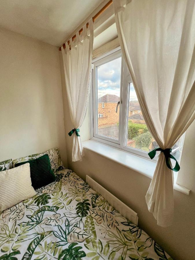 Entire 3 Bedroom End Of Terrace House! Thamesmead  Ngoại thất bức ảnh