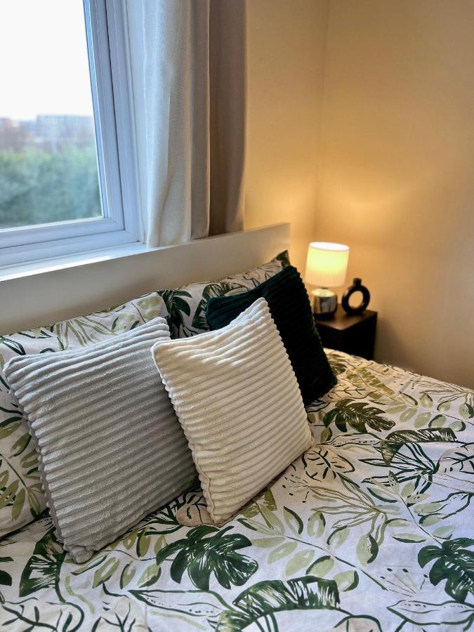 Entire 3 Bedroom End Of Terrace House! Thamesmead  Ngoại thất bức ảnh