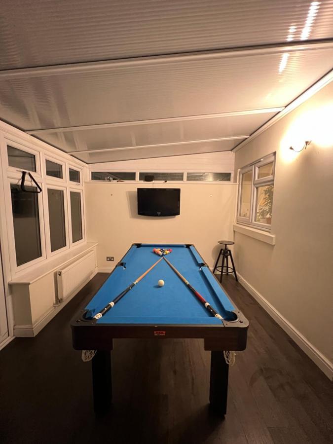 Entire 3 Bedroom End Of Terrace House! Thamesmead  Ngoại thất bức ảnh