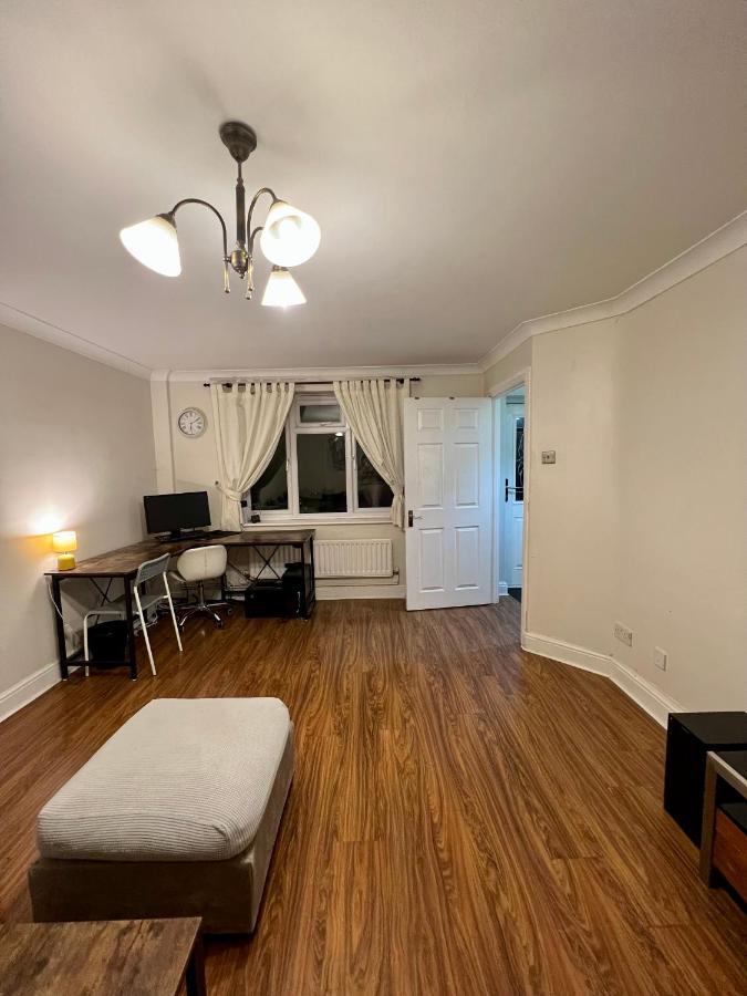 Entire 3 Bedroom End Of Terrace House! Thamesmead  Ngoại thất bức ảnh