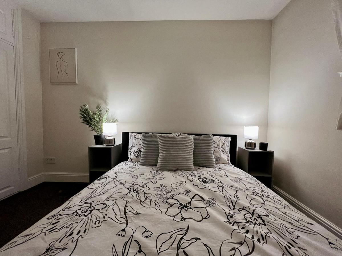 Entire 3 Bedroom End Of Terrace House! Thamesmead  Ngoại thất bức ảnh